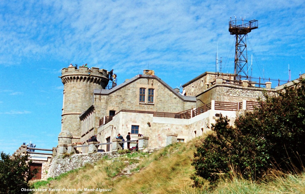 Fiche média no. 58999 Observatoire du MONT-AIGOUAL (30, Gard) – En service depuis 1894, à 1567 m d'altitude, c'est la derniére station de montagne de « Météo-France », encore habitée