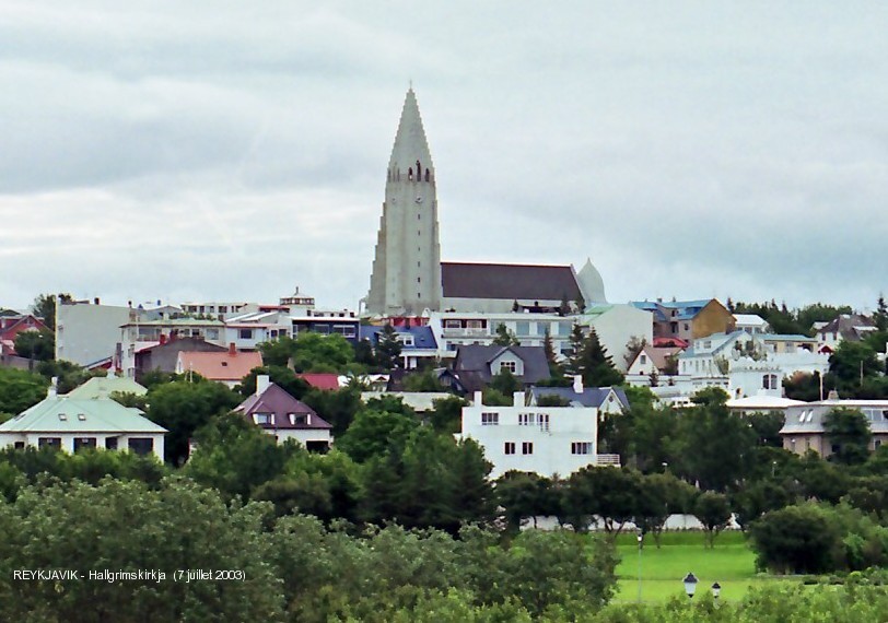 REYKJAVIK – Hallgrimskirkja, église achevée en 1974 dont le clocher rappelle les orgues de basalte, très présentes en Islande 