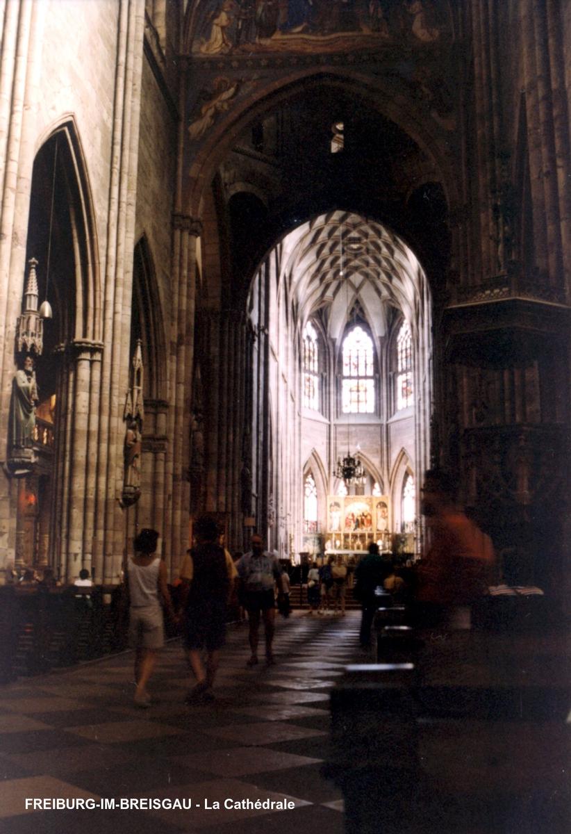 FRIBOURG-en-Brisgau – La Cathédrale, la nef 