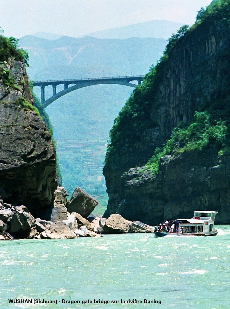 WUSHAN (Sichuan) –Le pont de « Dragon gate », sur la rivière Daning 