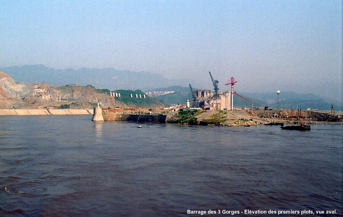 Fiche média no. 54696 Barrage des Trois-Gorges (province Hubei) – entre la 2e gorge (Wuxia) et la 3e gorge (Xiling).Vue aval, les premiers plots du barrage s'élèvent sur l'île de Zhongbao, à gauche le canal de dérivation provisoire du fleuve