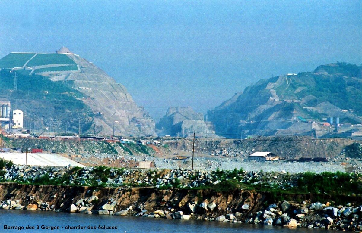 Barrage des Trois-Gorges (province Hubei) – entre la 2e gorge (Wuxia) et la 3e gorge (Xiling). Chantier des 5 écluses géantes 