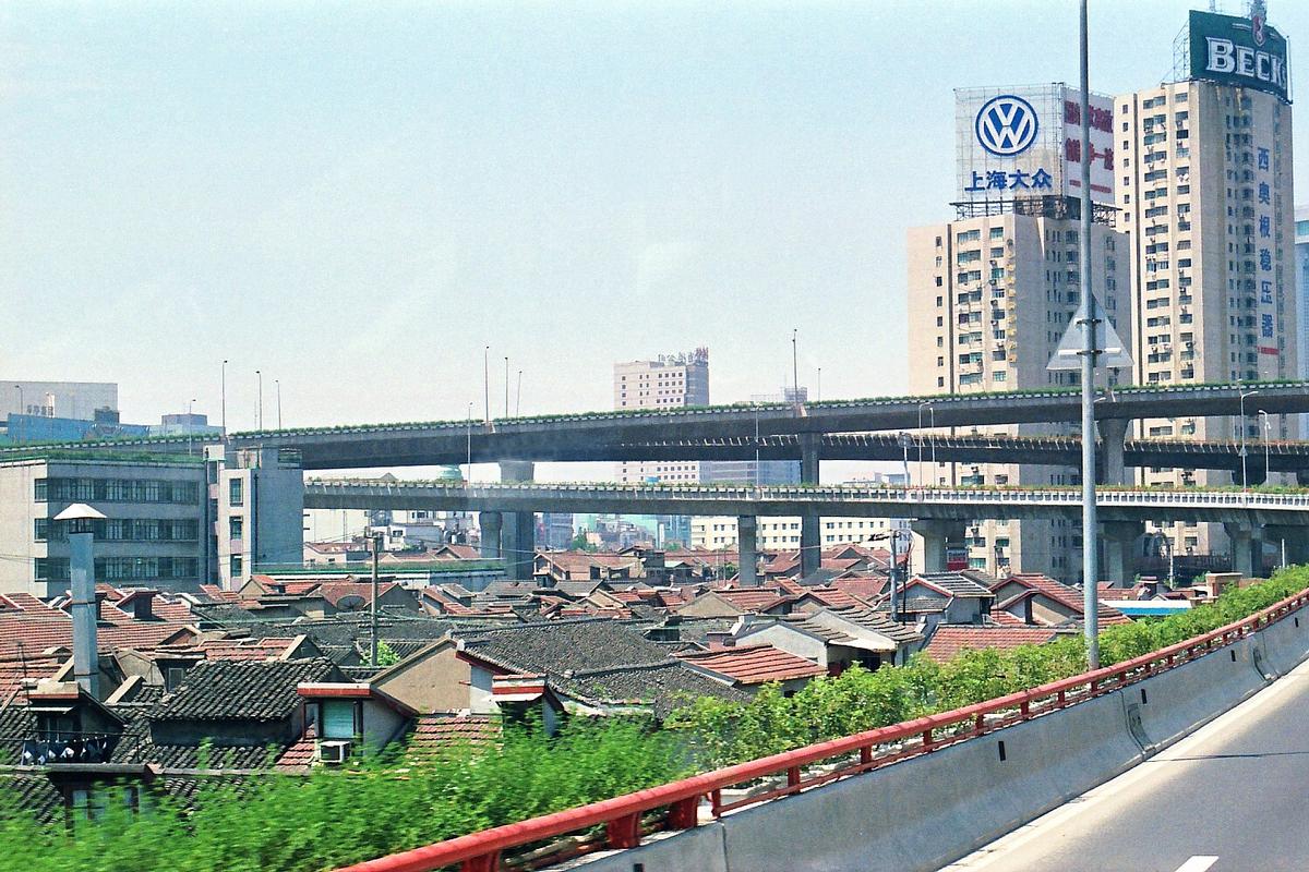 SHANGHAI - Yan'an dong lu Bridge, carrefour avec Chongking road et Chengdu road SHANGHAI - Yan'an dong lu Bridge , carrefour avec Chongking road et Chengdu road