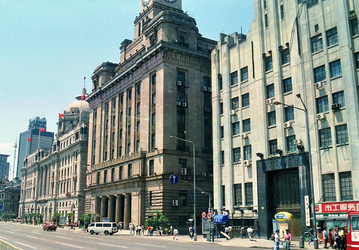 Fiche média no. 143739 SHANGHAI - Le Bund , l'édifice HSBC (à gauche), la Maison des Douanes (Customms House construit de 1925 à 1927, au centre) et à droite, China Bank of Communications , dernier édifice construit de l'ère coloniale