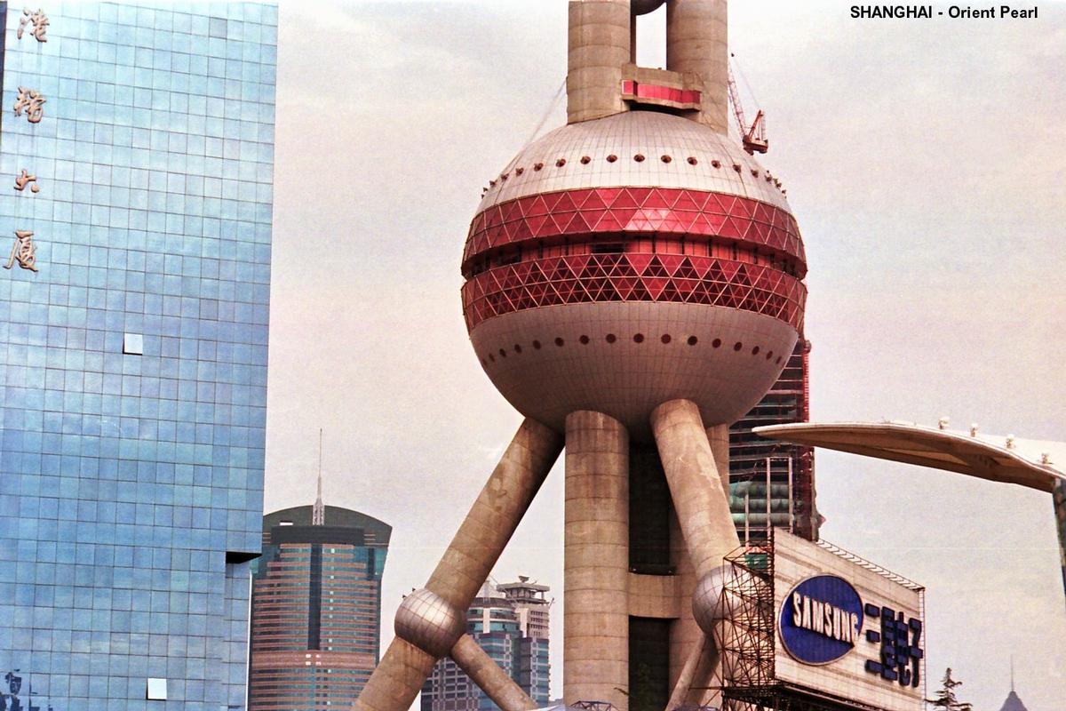 Fiche média no. 54061 SHANGHAI – PUDONG, la « Perle d'Orient », sphère du 1er étage. Les surfaces métalliques sont protégées par un revêtement à base de « Kynar 500 » (polymère d'Arkema)