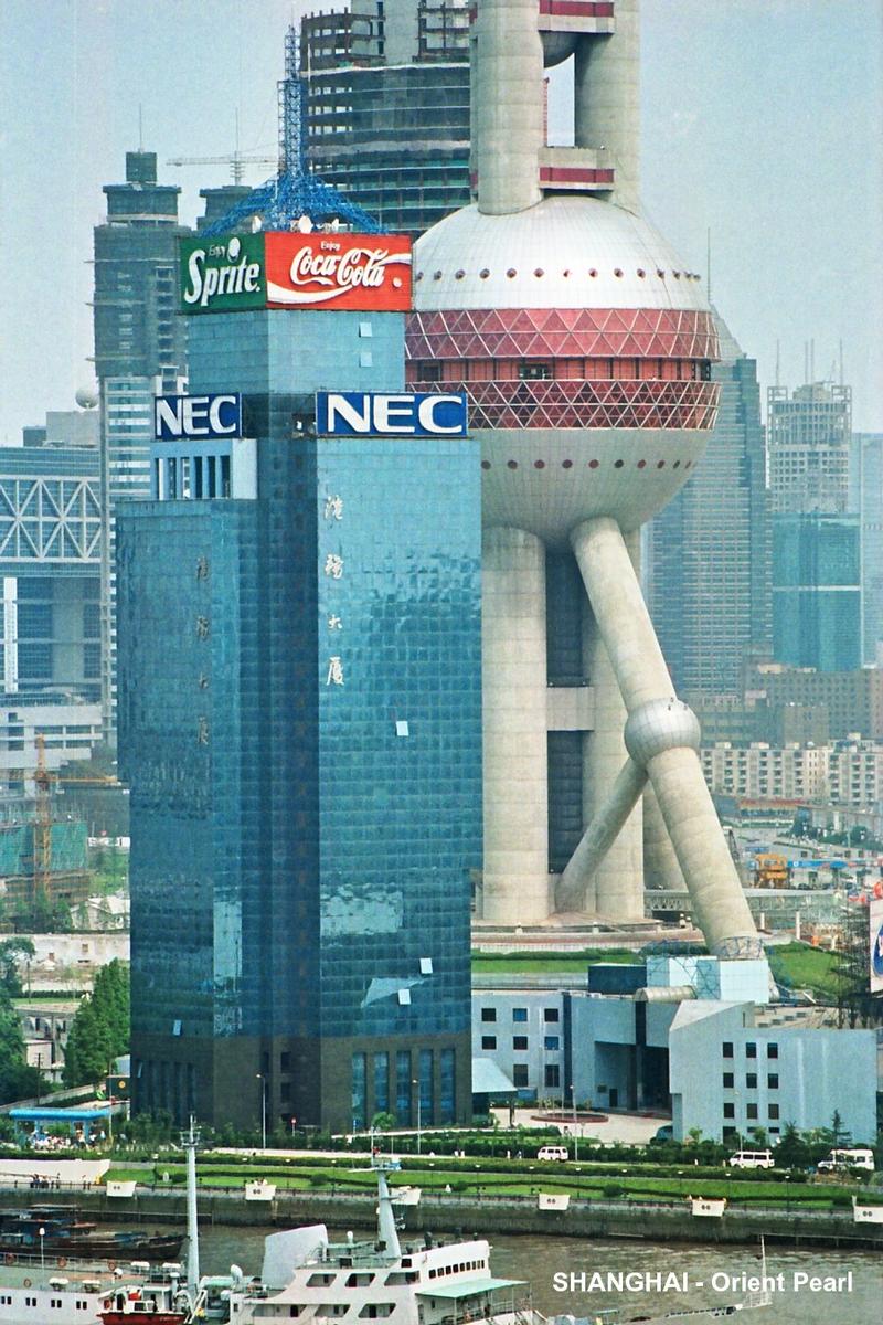 Fiche média no. 54059 SHANGHAI – PUDONG, la « Perle d'Orient », sphère du 1er étage. Les surfaces métalliques sont protégées par un revêtement à base de « Kynar 500 » (polymère d'Arkema)