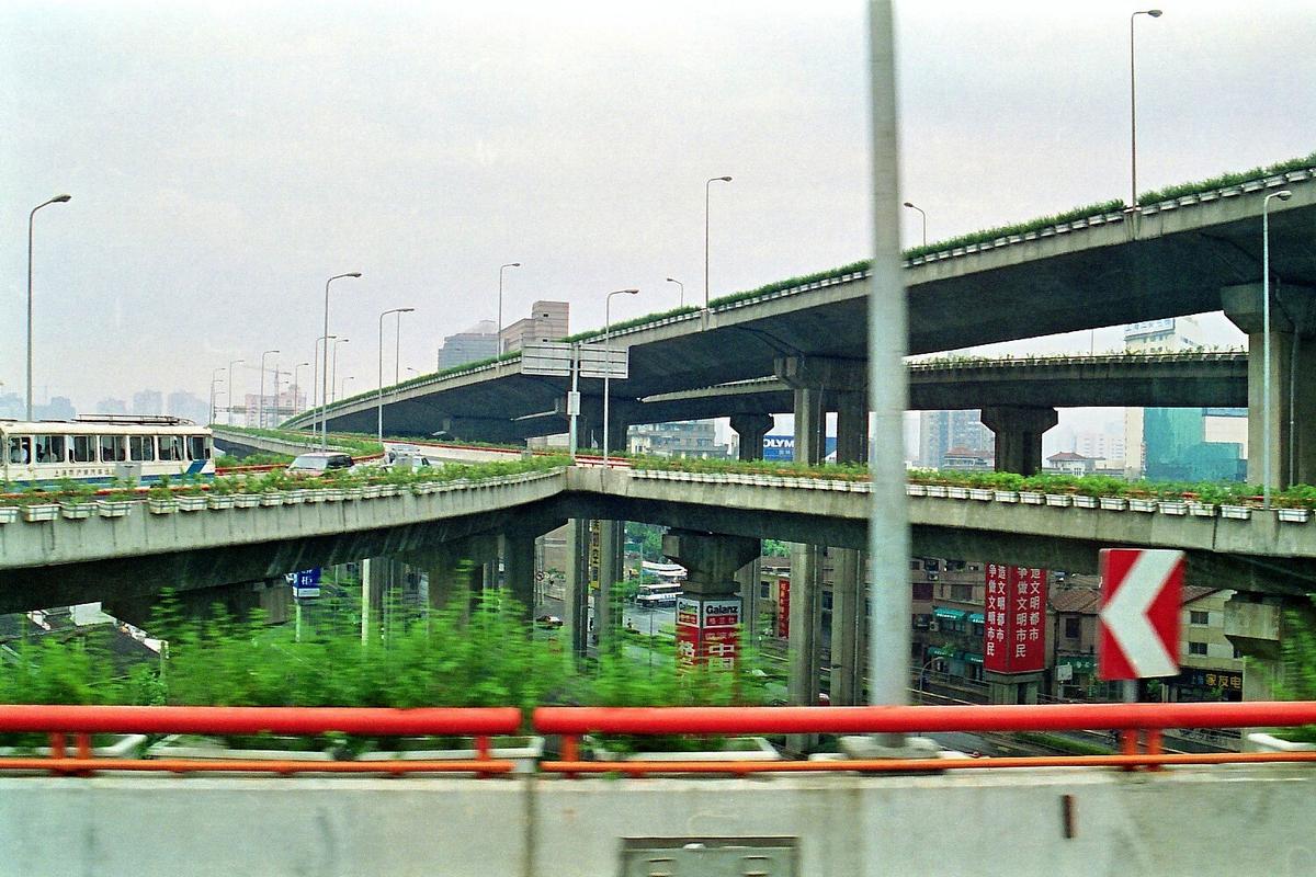 SHANGHAI - Yan'an dong lu Bridge, carrefour avec Chongking road et Chengdu road SHANGHAI - Yan'an dong lu Bridge , carrefour avec Chongking road et Chengdu road