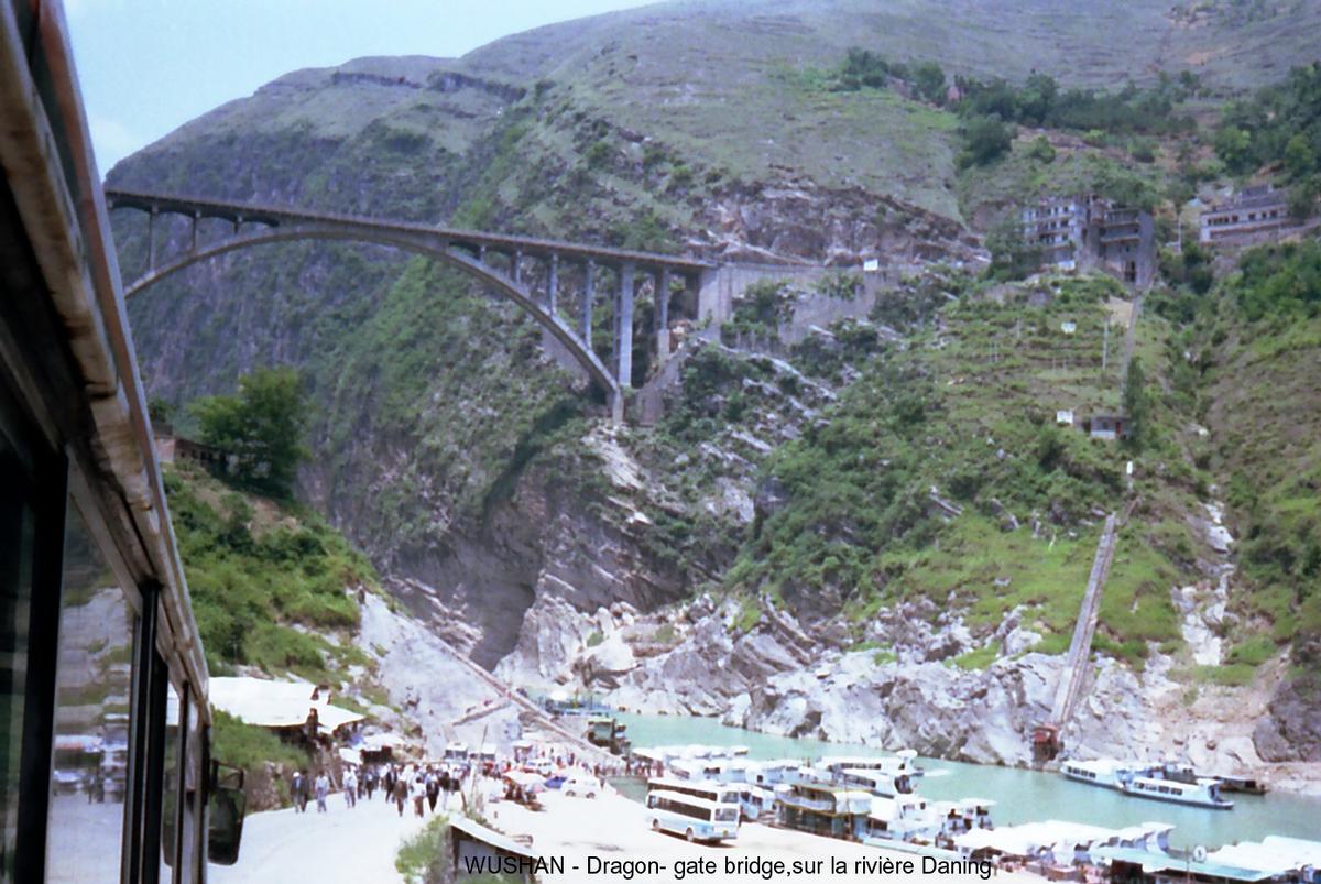 Mediendatei Nr. 20747 Dragon-Gate-Brücke am Anfang der »Lesser Gorges«, der Daning-Schluchten, einem Nebenfluß des Jangtsekiang. Die Brücke wird bei vollem Stauniveau des Drei-Schluchten-Damms fast völlig im Wasser stehen