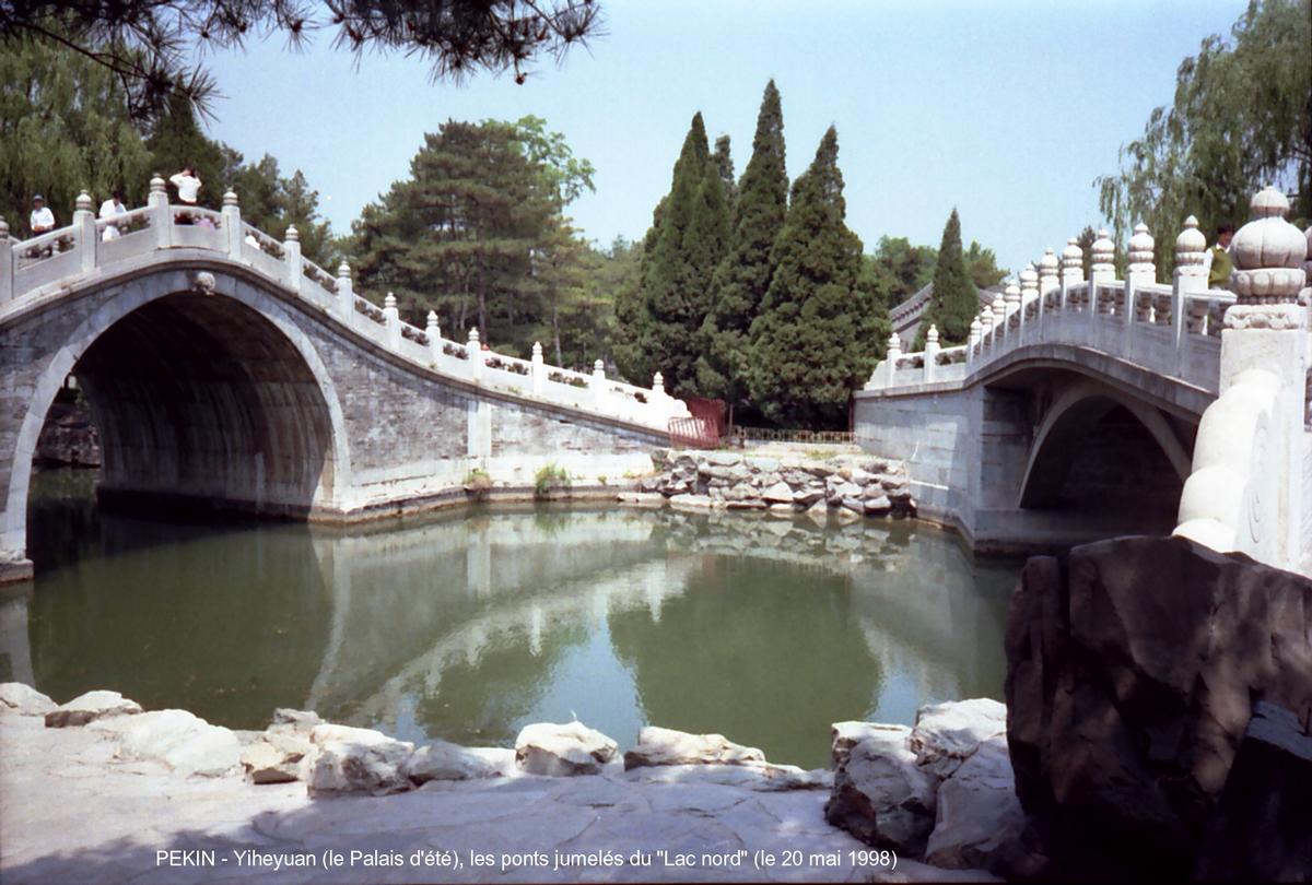 Pékin - Les «Ponts jumelés» du Lac nord Dans les jardins du «Palais d'Eté» (Yiheyuan), construit par la dynastie des Qing, aux 18e & 19e siècles