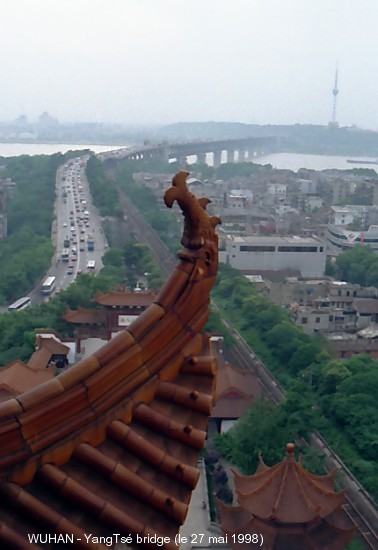 WUHAN (Hubei) - Le pont mixte (rail et route), sur le Yang-Tsé Kiang vue prise de la «Pagode de la Grue jaune», à Wuchang (rive Sud)