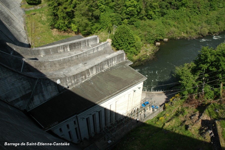 Barrage de Saint-ETIENNE-CANTALES (15, Cantal) – les deux coursiers de l'évacuateur de crues sont construits sur le toit de la centrale 