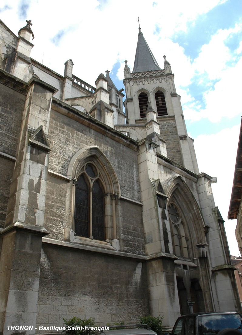 Fiche média no. 93443 THONON-LES-BAINS (74200, Haute-Savoie) – Basilique Saint-François, église de style néogothique, début de la construction en 1889, consécration en 1930. Cette église est dépourvue de façade ouest, elle accolée à une église plus ancienne (église Saint-Hippolyte). Le portail est situé sur la façade nord (cette vue)