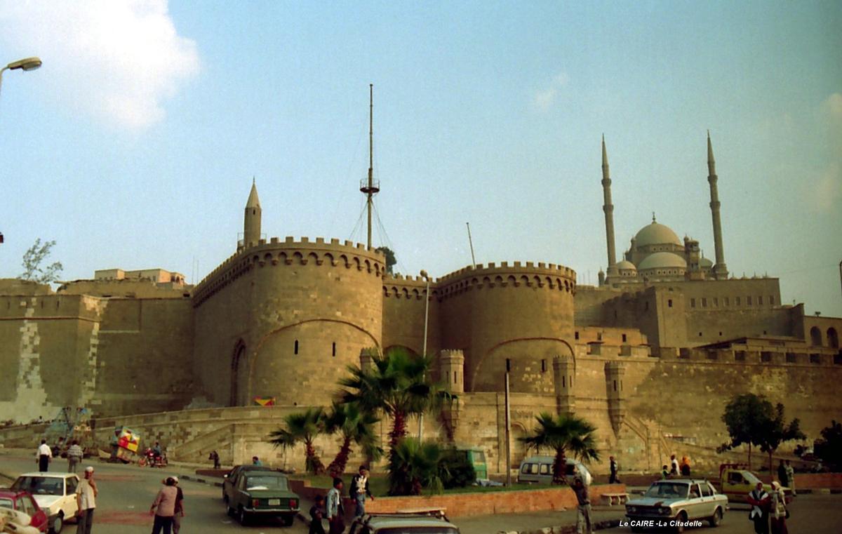 LE CAIRE – La Citadelle, porte Bab el Azab, en arrière-plan la mosquée Mohammed Ali 