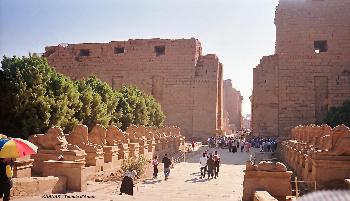 Fiche média no. 68936 LOUQSOR, Temples de Karnak – Grand Temple d'Amon, le parvis avec l'avenue de sphynx à tête de bélier et le pylone n° 1 (XXXe dynastie, 15e siècle AV. JC)