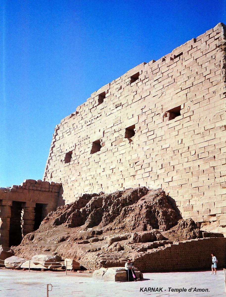 Fiche média no. 68938 LOUQSOR, Temples de Karnak – Grand Temple d'Amon, pylone n° 1, façade intérieure avec les vestiges du plan incliné en briques crues utilisé pour sa construction