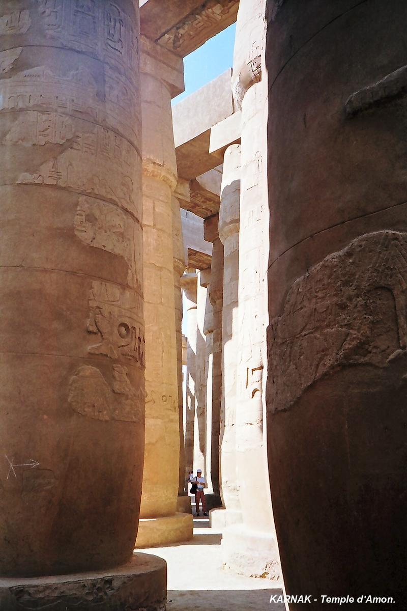 Fiche média no. 68801 LOUQSOR, Temples de Karnak – Grand Temple d'Amon, salle hypostyle, colonnes des bas-côtés (la toiture de la salle hypostyle était supportée par 134 colonnes)