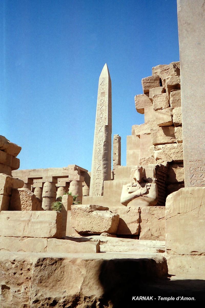 Fiche média no. 68949 LOUQSOR, Temples de Karnak – Grand Temple d'Amon, seul obélisque encore debout des quatre élevés par Thoutmosis I au XVe AV. JC, entre la salle hypostyle et le sanctuaire