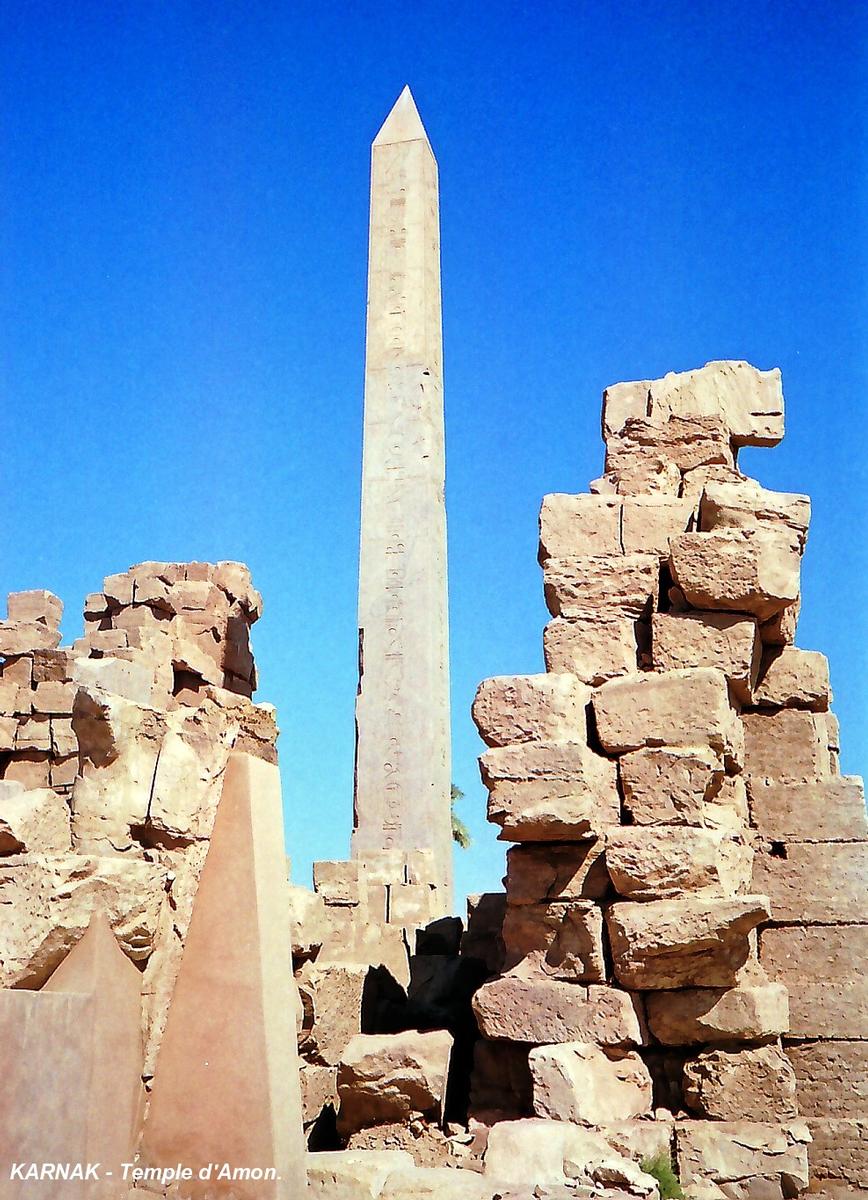 Fiche média no. 68950 LOUQSOR, Temples de Karnak – Grand Temple d'Amon, seul obélisque encore debout des quatre élevés par Thoutmosis I au XVe AV. JC, entre la salle hypostyle et le sanctuaire