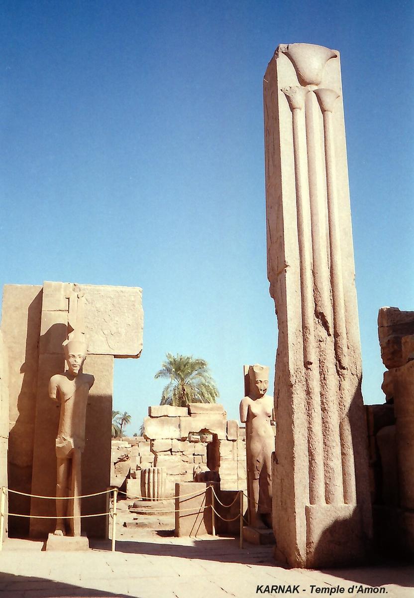 Fiche média no. 68952 LOUQSOR, Temples de Karnak – Grand Temple d'Amon, cour du sanctuaire, piliers de granit portant les symboles de la Basse (papyrus) et de la Haute Egypte (lotus), ( XVe AV. JC)