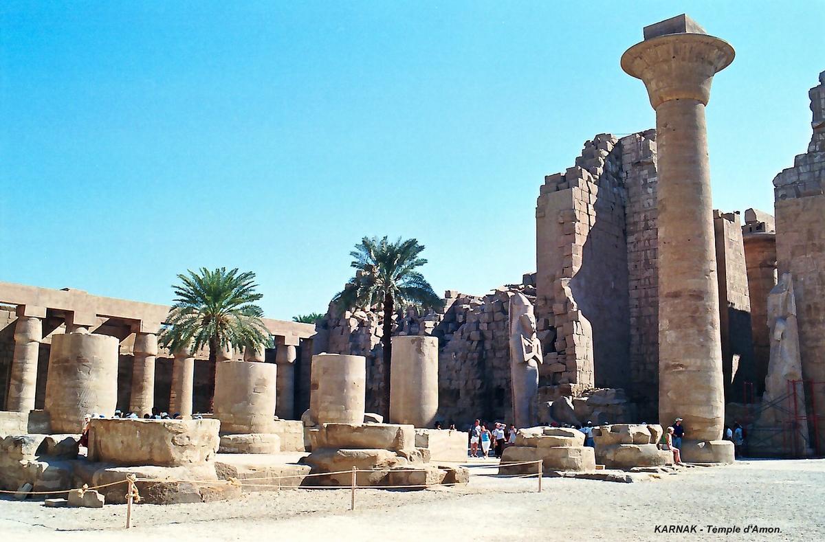 LOUQSOR, Temples de Karnak – Grand Temple d'Amon, avant-cour, vestiges du temple de Taharqa (7e siècle AV. JC) 