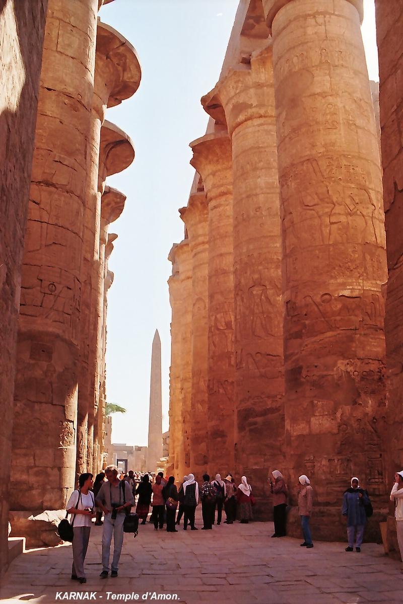 Fiche média no. 68799 LOUQSOR, Temples de Karnak – Grand Temple d'Amon, salle hypostyle, les 12 colonnes papyriformes de la nef centrale soutenaient un plafond à 25m de hauteur