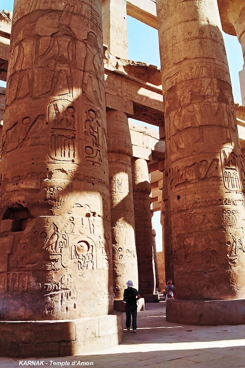 Fiche média no. 68805 LOUQSOR, Temples de Karnak – Grand Temple d'Amon, salle hypostyle, disposés entre les plafonds des bas-côtés et celui de la nef centrale des claustras donnaient la lumière sur cette dernière