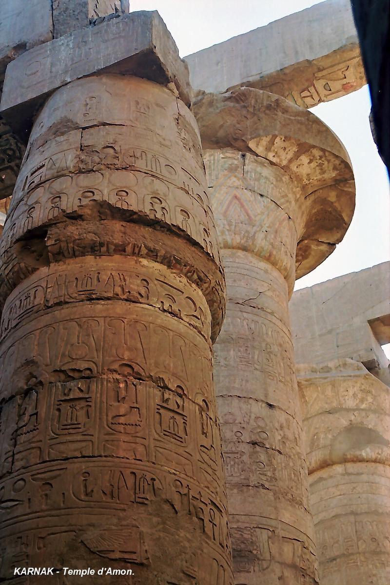 Fiche média no. 68802 LOUQSOR, Temples de Karnak – Grand Temple d'Amon, salle hypostyle, colonnes des bas-côtés (la toiture de la salle hypostyle était supportée par 134 colonnes)