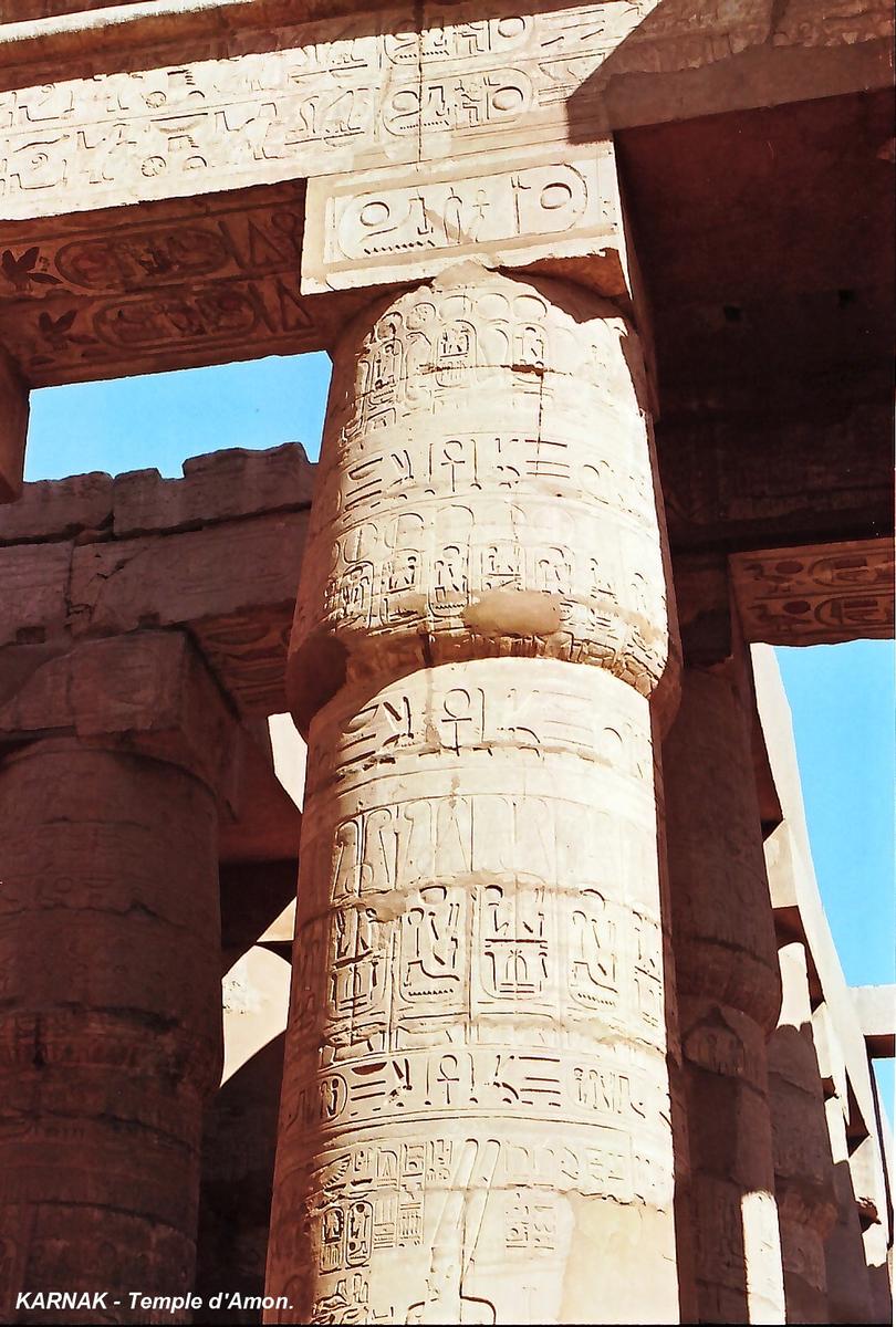 Fiche média no. 68803 LOUQSOR, Temples de Karnak – Grand Temple d'Amon, salle hypostyle, colonnes des bas-côtés (la toiture de la salle hypostyle était supportée par 134 colonnes)