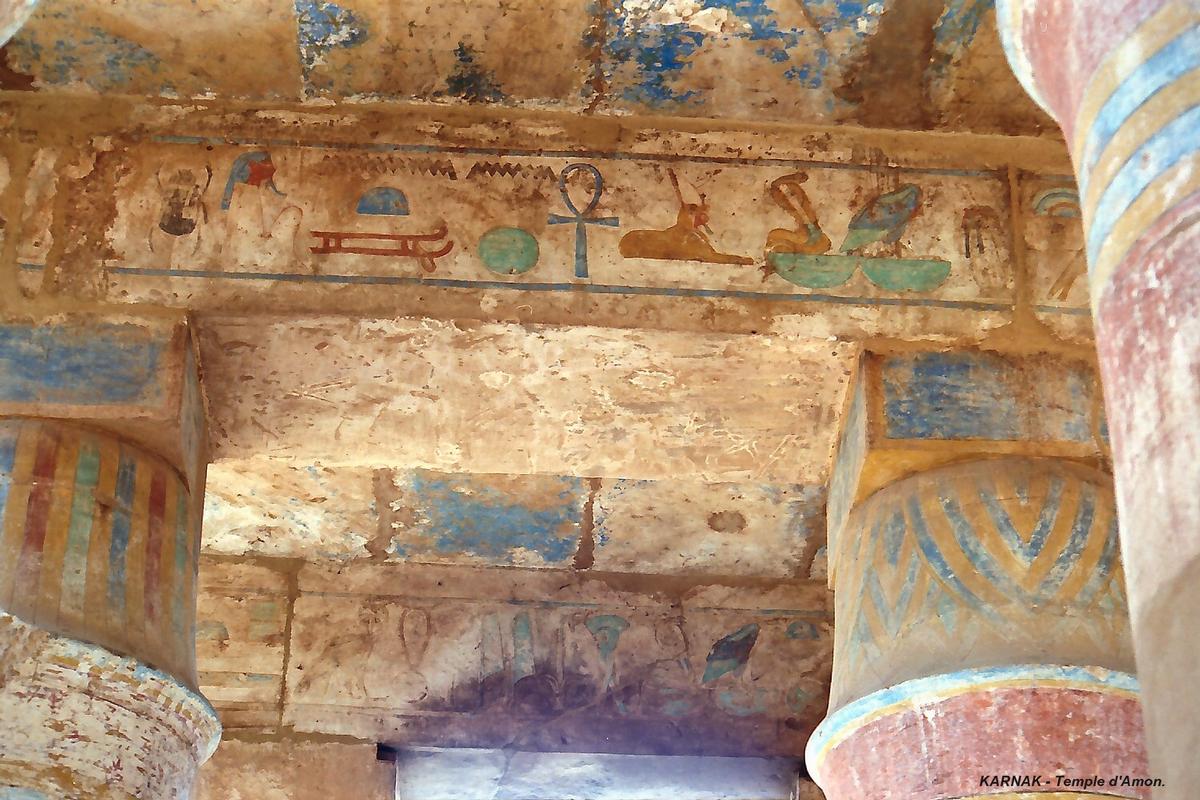 Fiche média no. 68974 LOUQSOR, Temples de Karnak – Grand Temple d'Amon, Salle des Fêtes de Thoutmosis III, linteau et chapiteaux portant des restes de décoration polychrome