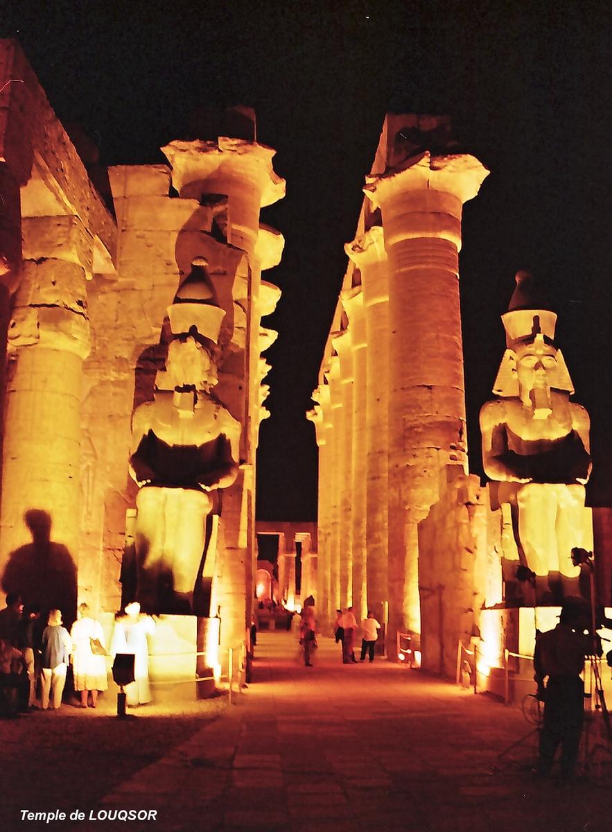 LOUQSOR – Temple de Louqsor, grande colonnade de l'allée processionnelle avec les colosses de Ramsès II assis 
