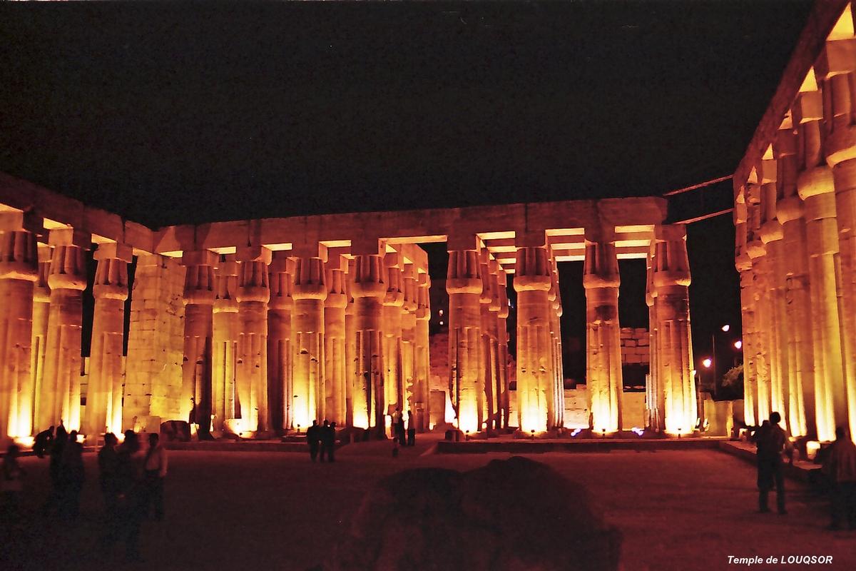 LOUQSOR – Temple de Louqsor, avant-cour d'Aménophis III, au fond la salle hypostyle 