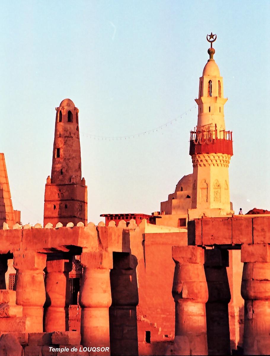 Fiche média no. 69165 LOUQSOR – Temple de Louqsor, minarets de la mosquée Abou El Haggag édifiée par les Fatimides (10e-12e siècles), dans la cour de Ramsès II, sur les ruines d'une église copte