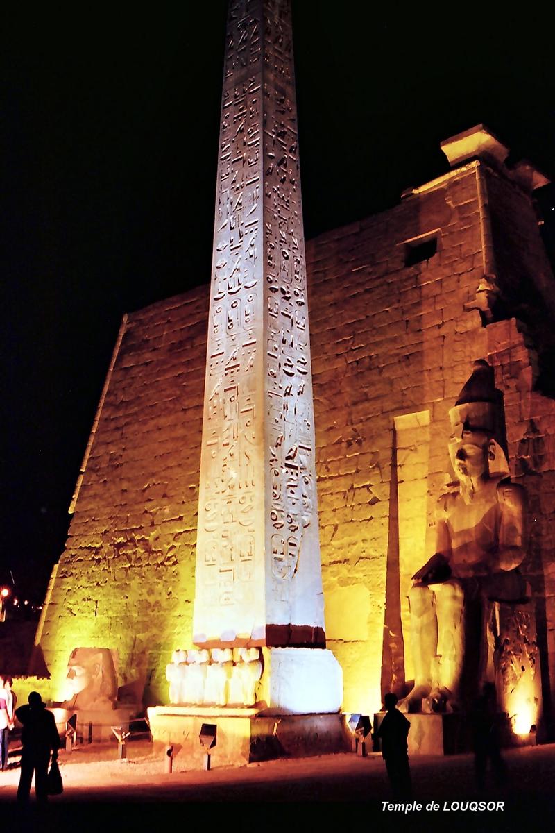 LOUQSOR – Temple de Louqsor, pylone et obélisque de Ramsès II (13e siècle AV.JC) 