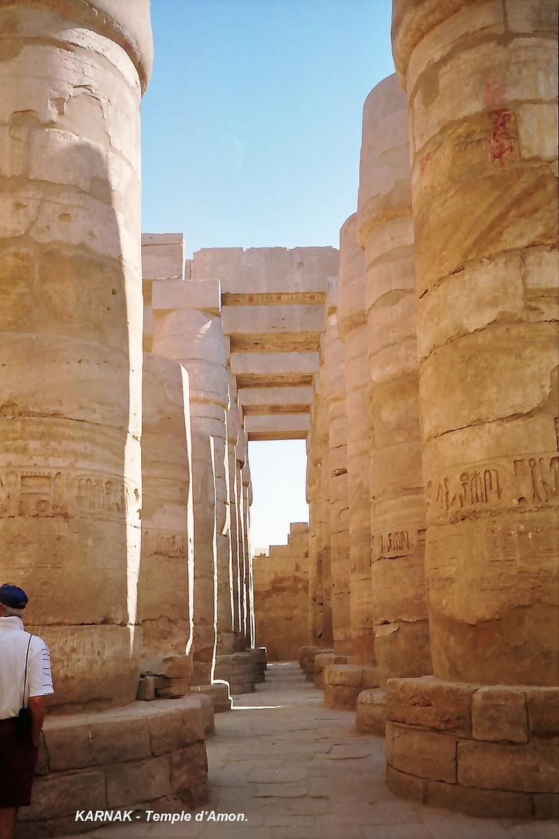 Fiche média no. 68804 LOUQSOR, Temples de Karnak – Grand Temple d'Amon, salle hypostyle, colonnes des bas-côtés (la toiture de la salle hypostyle était supportée par 134 colonnes)