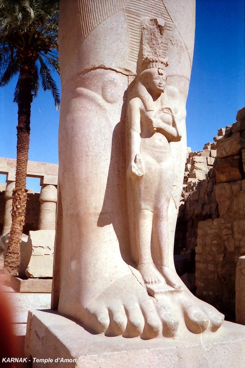 LOUQSOR, Temples de Karnak – Grand Temple d'Amon, avant-cour, colosse de Ramsès II 