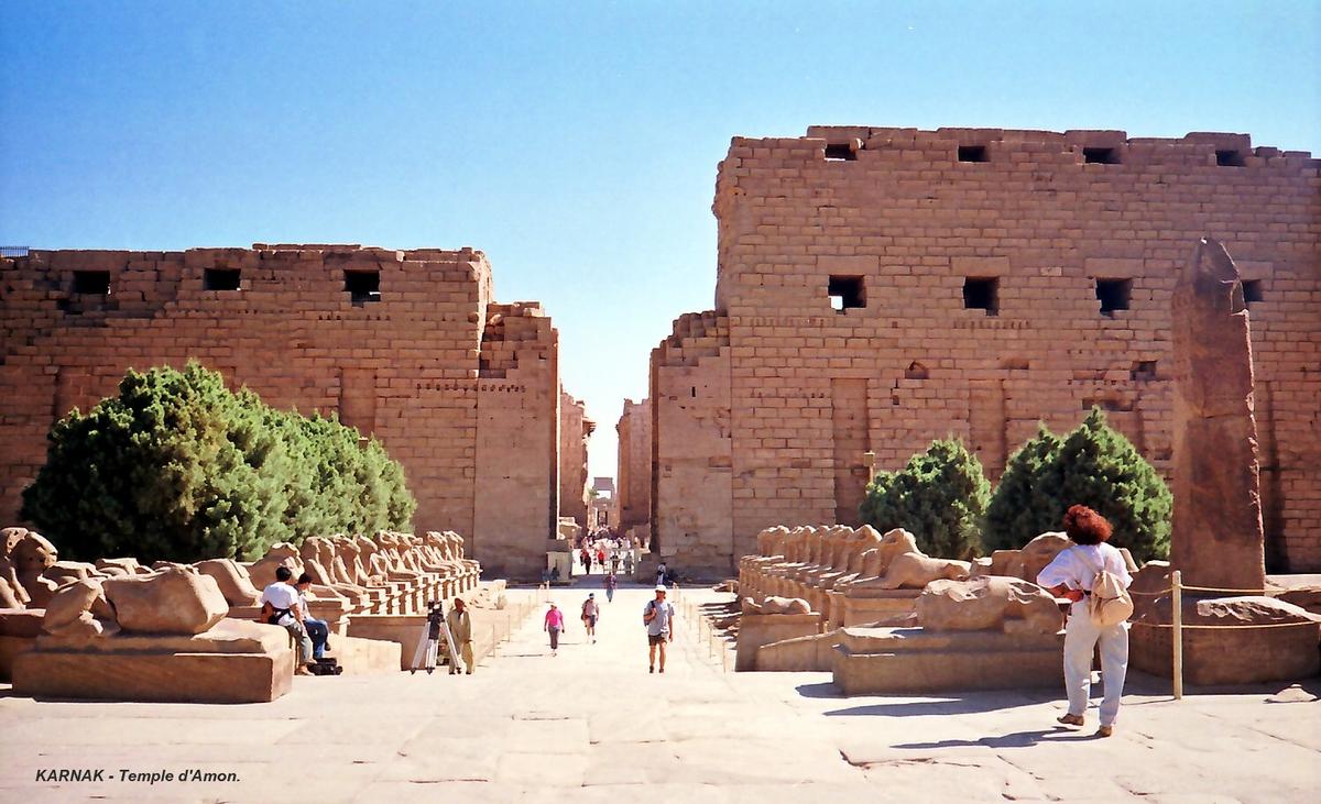 Fiche média no. 68937 LOUQSOR, Temples de Karnak – Grand Temple d'Amon, le parvis avec l'avenue de sphynx à tête de bélier et le pylone n° 1 (XXXe dynastie, 15e siècle AV. JC)