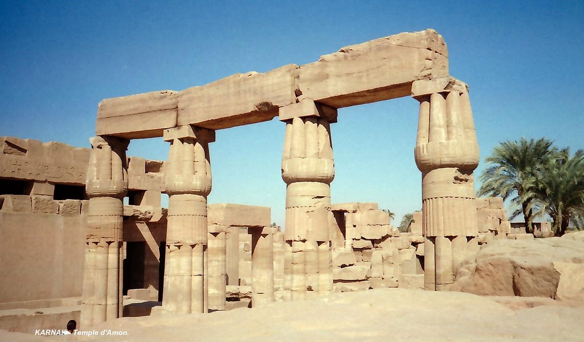 LOUQSOR, Temples de Karnak – Grand Temple d'Amon, portiques à colonnes en faisceau de papyrus 