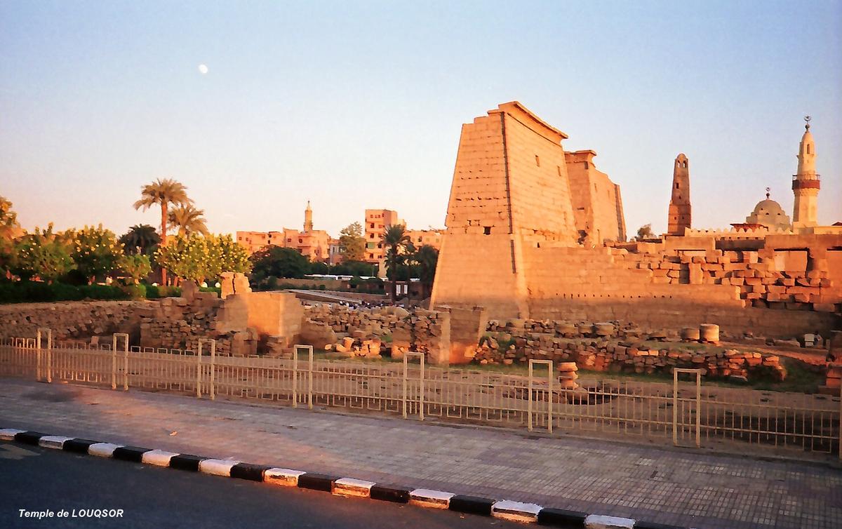 LOUQSOR – Temple de Louqsor, pylone de Ramsès II 