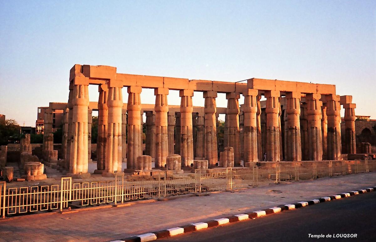 LOUQSOR – Temple de Louqsor, avant-cour à péristyle d'Aménophis III 