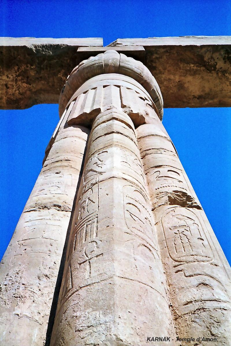 LOUQSOR, Temples de Karnak – Grand Temple d'Amon, portiques à colonnes en faisceau de papyrus 
