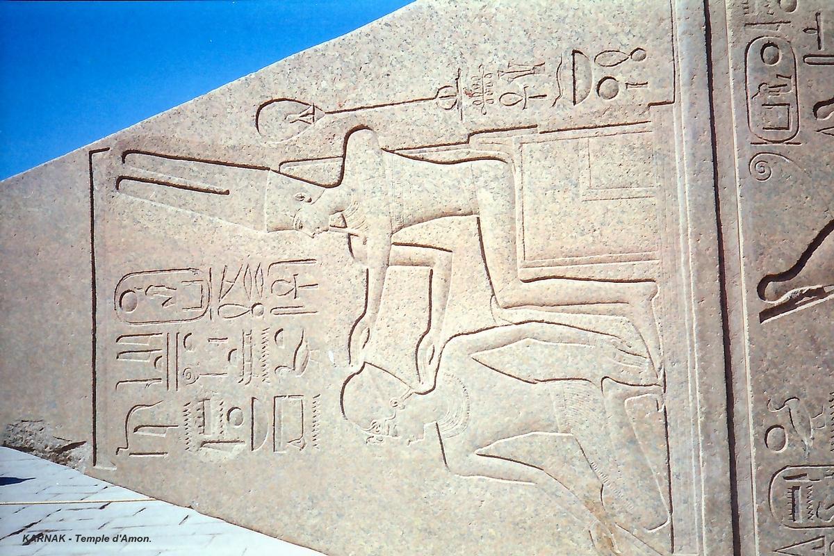 LOUQSOR, Temples de Karnak – Grand Temple d'Amon, 2e obélisque d'Hatchepsout, le pyramidion 
