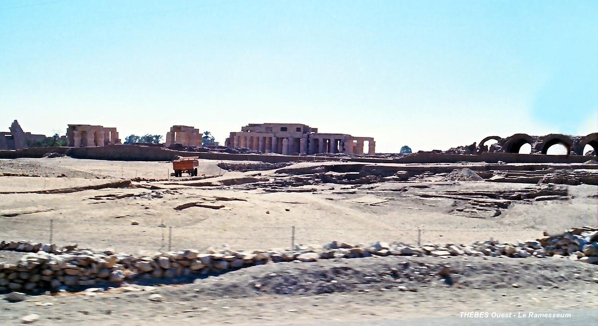Fiche média no. 69225 THÈBES Ouest – Vestiges du « Ramesseum », ce vaste ensemble monumental, élevé par Ramsès II, comprenait son temple jubilaire et funéraire