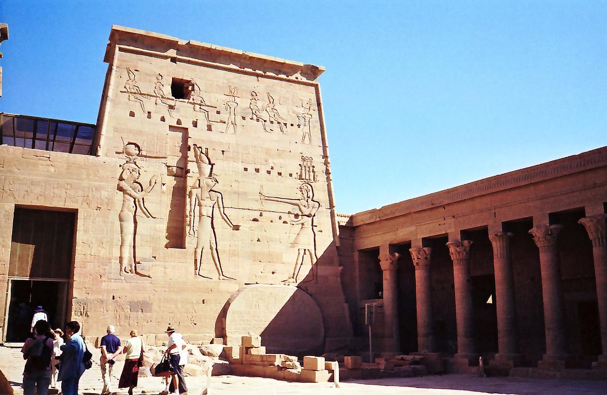 PHILAE – Temple d'Isis, cour du mammisi, 2e pylone et 2e colonnade Est, à droite 
