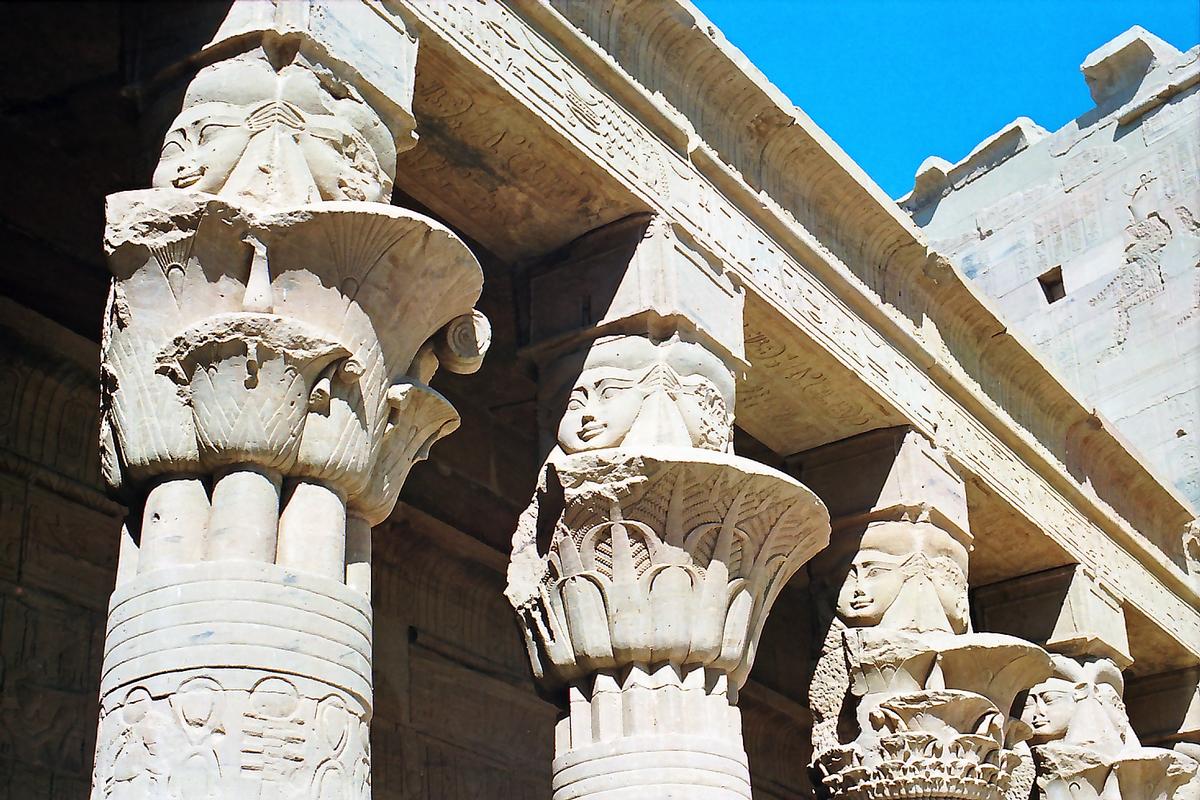 PHILAE – Temple d'Isis, cour centrale, chapiteaux hatoriques du péristyle 