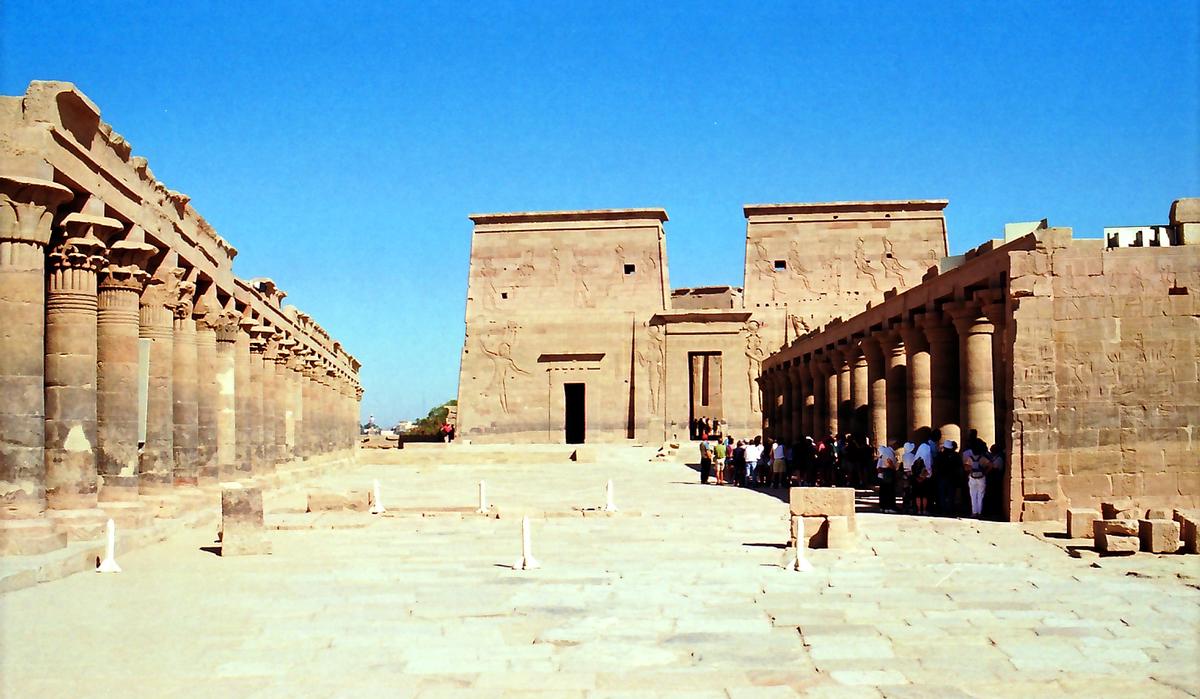 PHILAE – Temple d'Isis, 1er pylone et avant-cour avec la grande colonnade occidentale, à gauche 