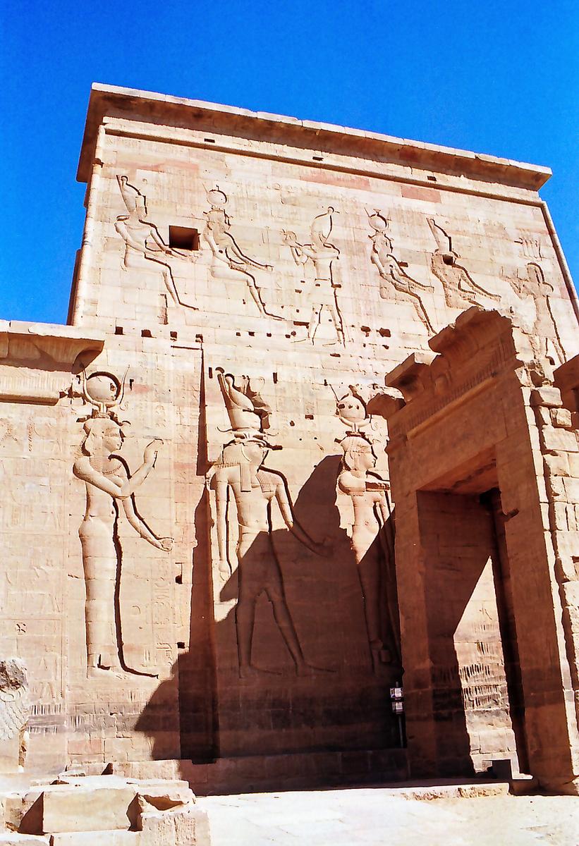 PHILAE – Temple d'Isis, 1er pylone et porte de Ptolémée Philadelphe, à droite 