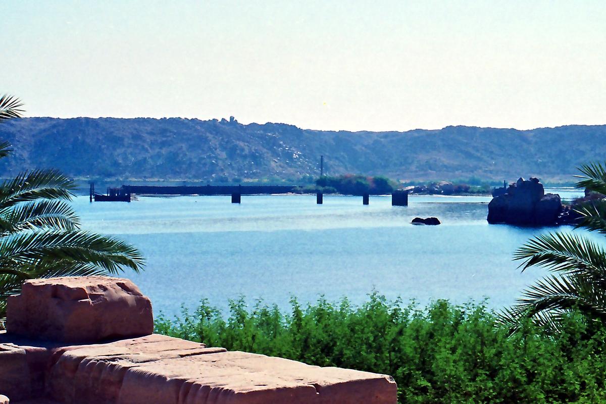 Fiche média no. 69793 PHILAE – La véritable île de Philae, submergée par le lac du premier barrage d'Assouan, avec les restes du batardeau construit pour l'opération de sauvetage et de déplacement des monuments sur l'île voisine d'Agylkia
