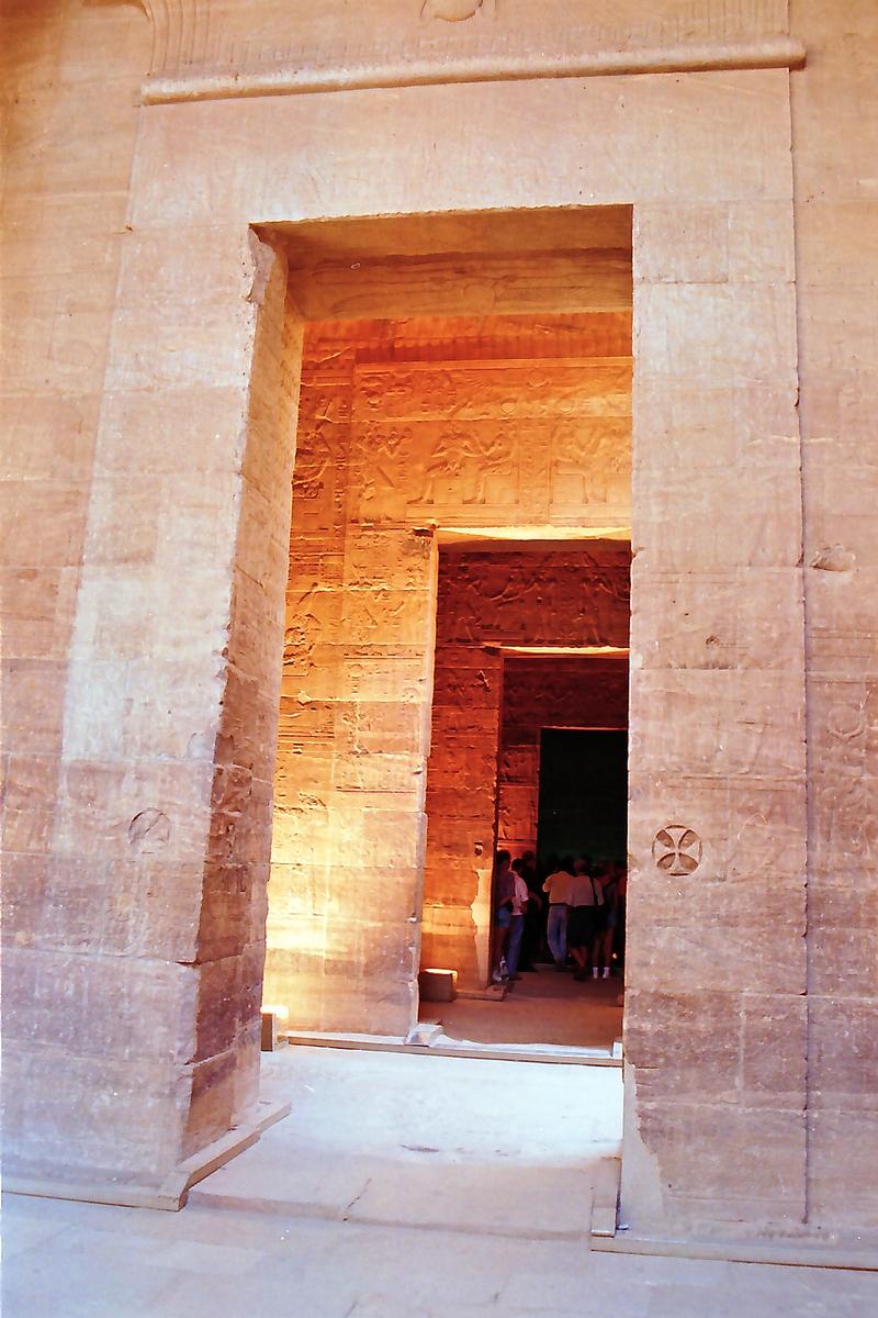 PHILAE – Temple d'Isis, depuis la cour centrale, vue sur le couloir qui conduit au naos 