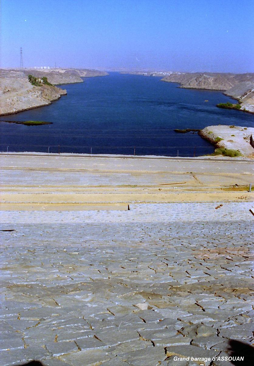 ASSOUAN – Le « Haut-Barrage », le perré aval de l'ouvrage. En arrière-plan, le lac de retenue du petit barrage 