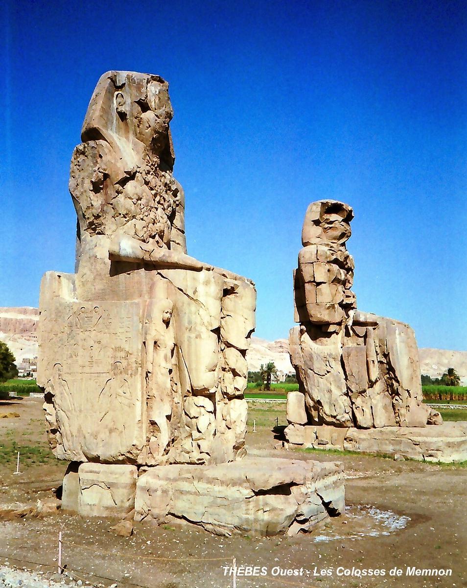 Fiche média no. 69224 THÈBES Ouest – Les « Colosses de Memnon », vestiges du temple jubilaire et funéraire d'Aménophis III (14e siècle AV.JC). Memnon est le nom héllenisé de ce souverain